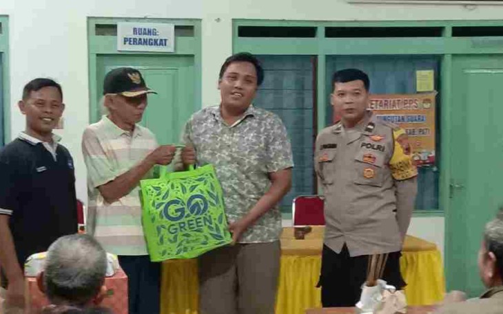 Kades Winong ketika menyerahkan tali asih kepada staf desa yang purna tugas