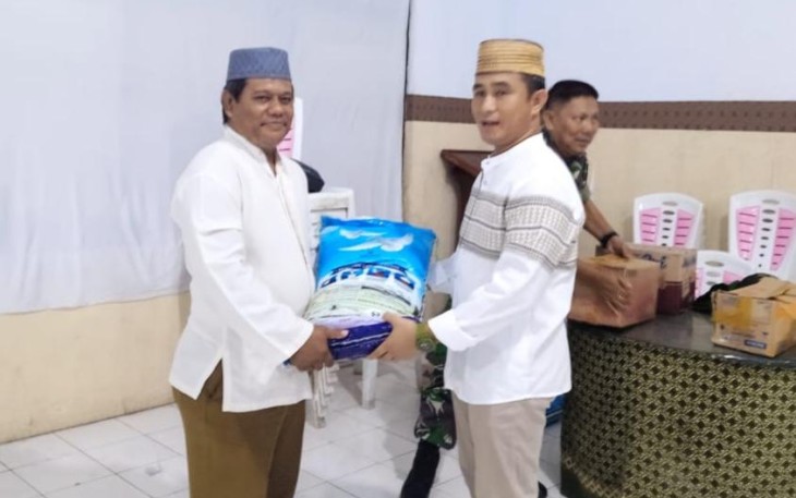 Dandim 1310/Bitung saat menyalurkan zakat