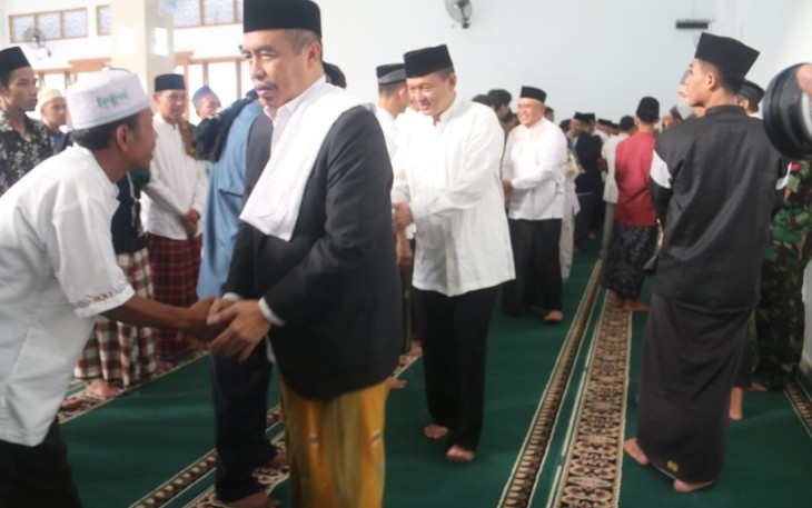 Dandim 0803/Madiun Letkol Inf Meina Helmi saat bermaaf-maafan usai sholat Ied, Sabtu (22/4)