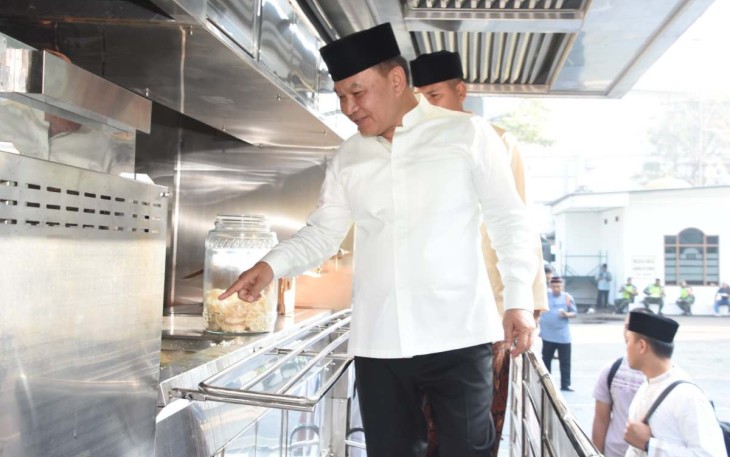 Kasad Jenderal TNI Dudung Abdurachman saat tinjau dapur lapangan Kodam III/Slw usai sholat Ied, Sabtu (22/4)