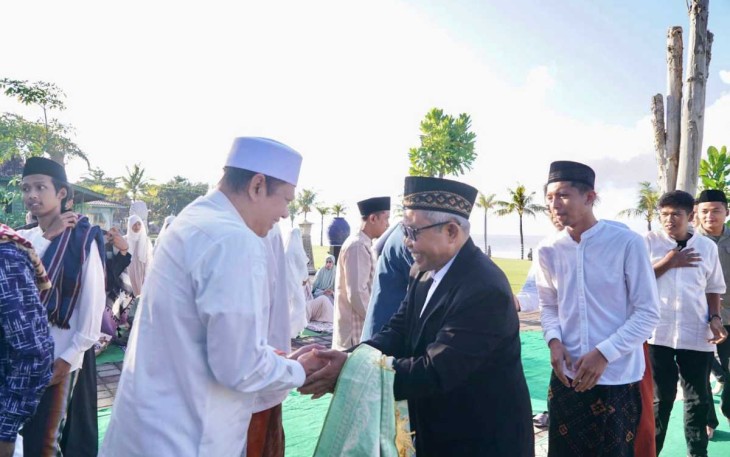 Bambang Soesatyo usai sholat Ied di kawasan Black Stone Beach, Bali, Sabtu (22/4)