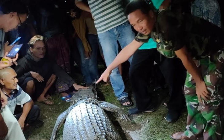 Sertu Moh Yana usai menangkap buaya