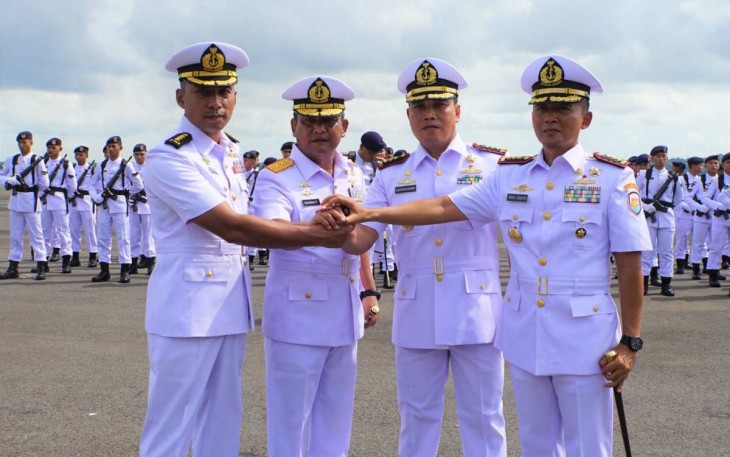 Pangkoarmada II Laksda TNI Maman Firmansyah foto bersama usai sertijab, Selasa (2/5) 