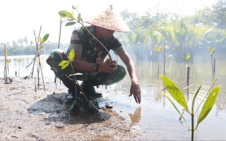 Kadispotdirga Lanud Sut Mayor Tek Wahyudi Krisdyanto saat tanam mangrove di ujung pantai Muara Anai, Rabu (3/5)
