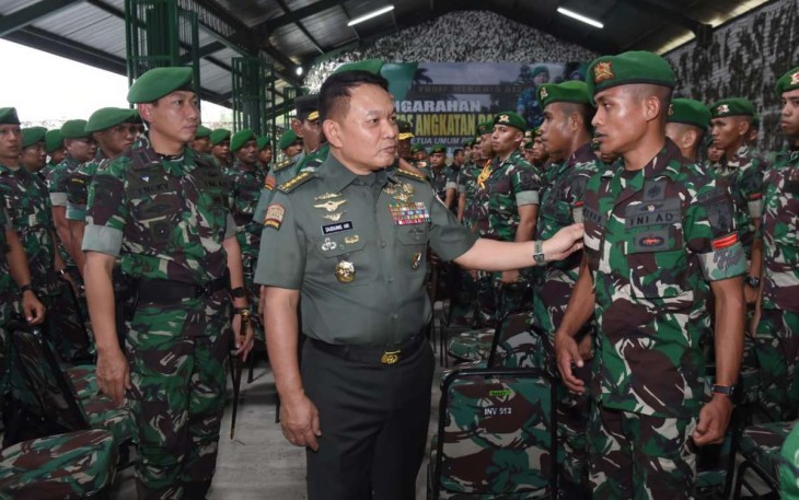 Kasad Jenderal TNI Dudung Abdurachman saat mengunjungi prajurit Yonif 512/QY Malang, (3/5) 