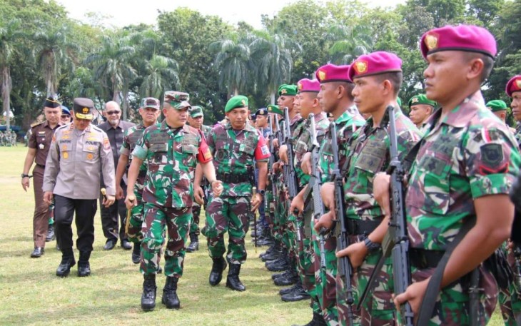 Pangdam I/BB Mayjen TNI Achmad Daniel Chardin saat pengecekan pasukan