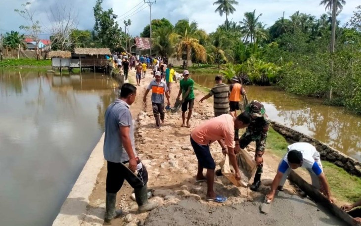Perbaiki jalan bersama masyarakat 