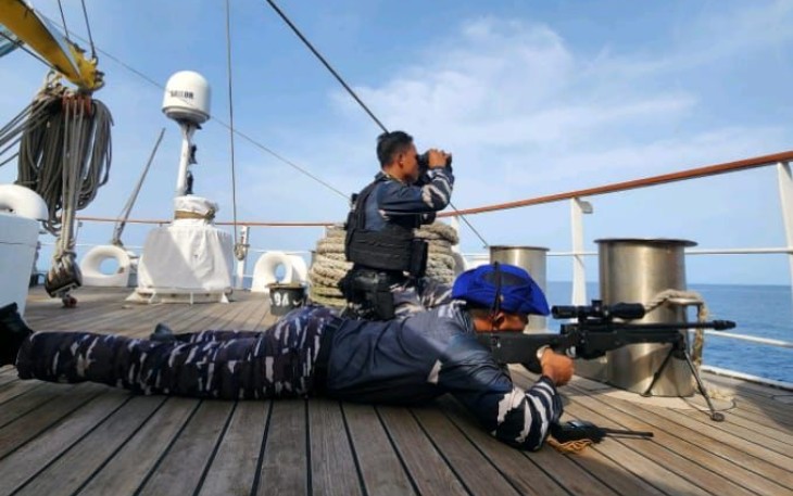 Prajurit KRI Bima Suci siaga perang saat melewati teluk Aden