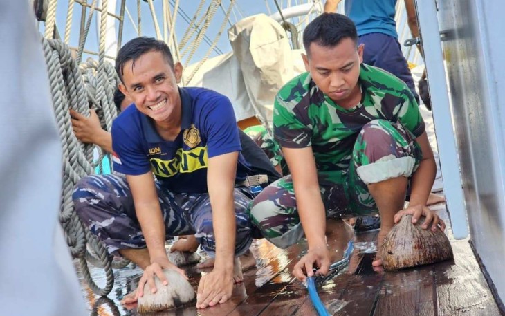 Perawatan menggosokkan geladak kapal KRI Bima Suci 