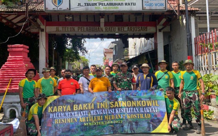 Karya bakti bersihkan lingkungan Prajurit Menarmed 2 Kostrad 