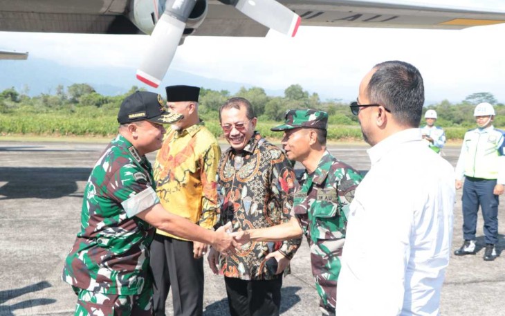 Kadislog Lanud Sut Letkol Kal Ges Afriadi saat menyambut kedatangan Danjen Akademi TNI Letjen TNI Teguh Arief di apron lanud SUT, Padang, Minggu (14/5)