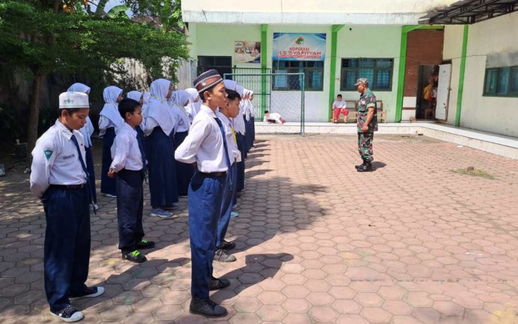 Latih siswa Peraturan Baris Berbaris wilayah desa binaan 