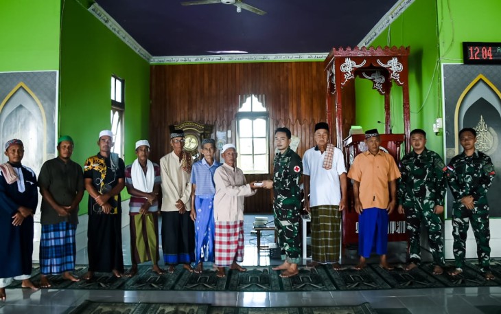 Berikan kitab suci Al Qur'an ke Masyarakat 