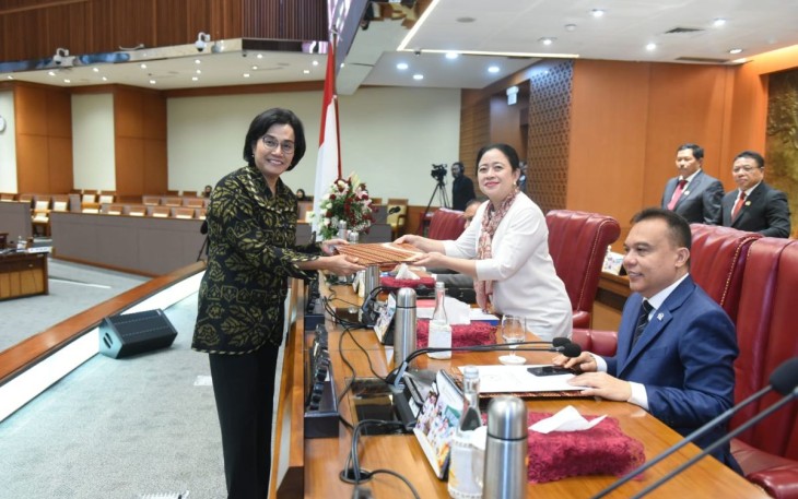Menkeu Sri Mulyani dengan Puan Maharani usai rapat paripurna RAPBN 2024, di Jakarta, Jum'at (19/5)