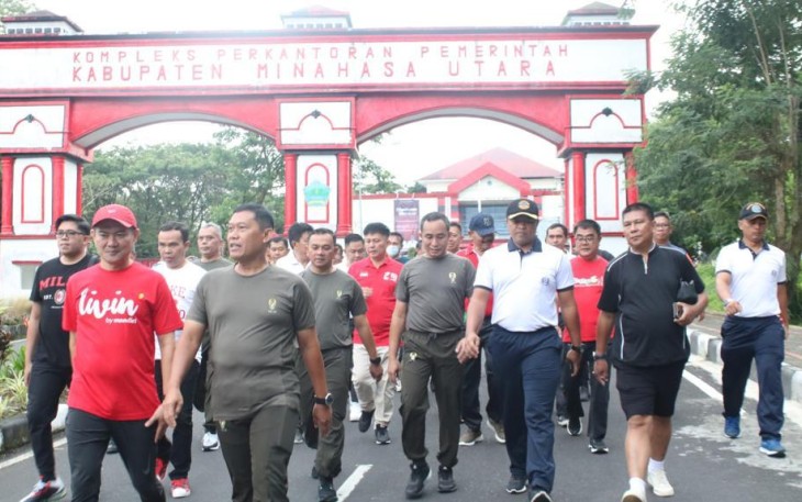 Danlanudal Manado Letkol Laut (P) Tatang Yanuar Ristanto saat olahraga bersama 