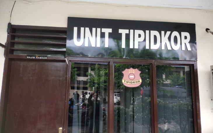 Saat pemeriksaan Dirtek PD Bangun Bitung sedang berlanjut di dalam ruangan Tipidkor Polres Bitung