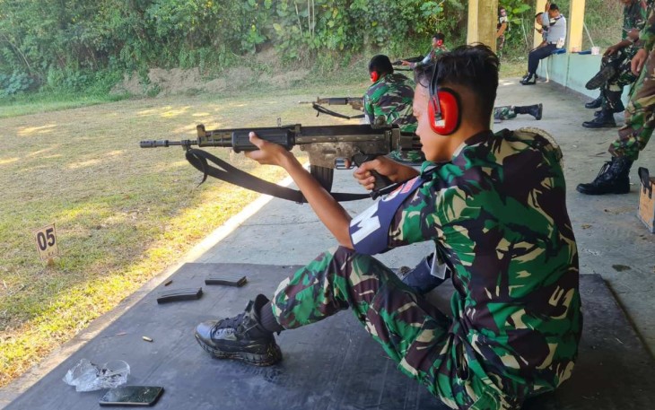 Latihan menembak prajurit Lanud Sutan Sjahrir 