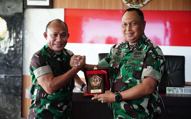 Pangdam Kasuari Mayjen TNI Gabriel Lema saat memberikan cenderamata 