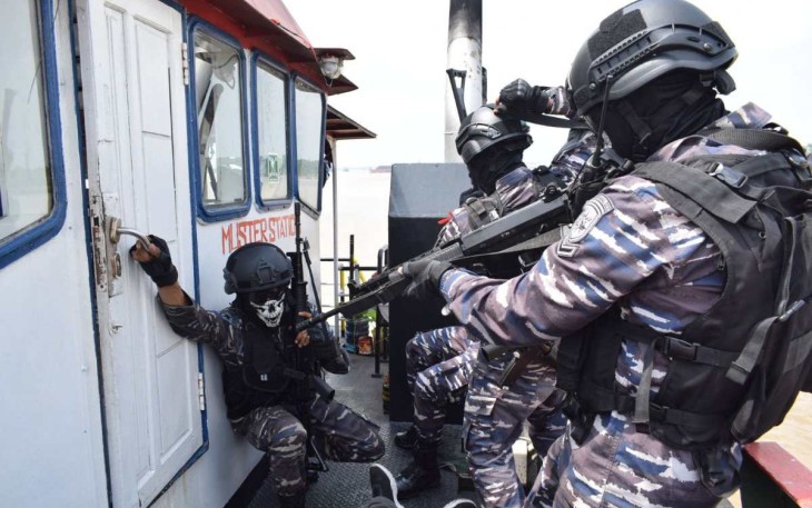 Latihan VBSS prajurit lanal Palembang