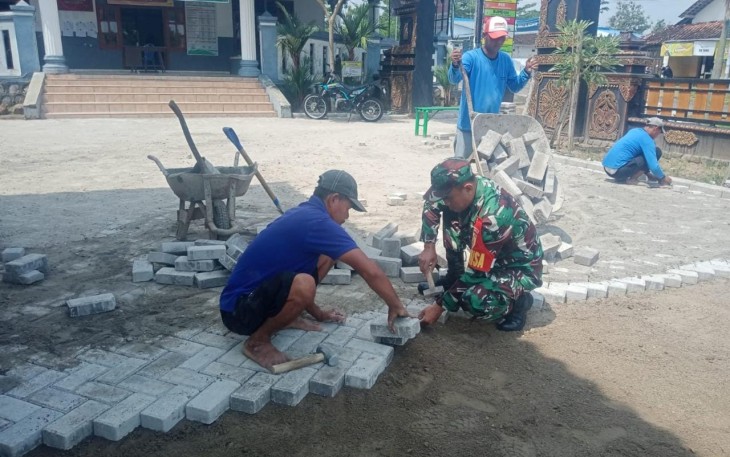 Pasang paving bersama warga binaan