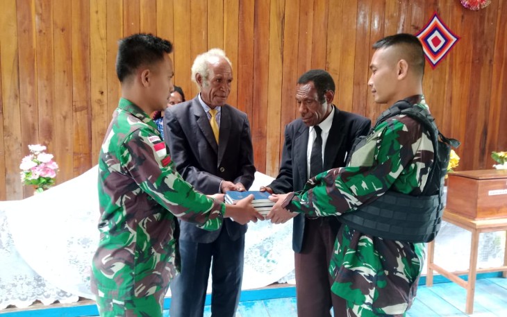 Penyerahan alkitab untuk jemaat gereja Kimei 