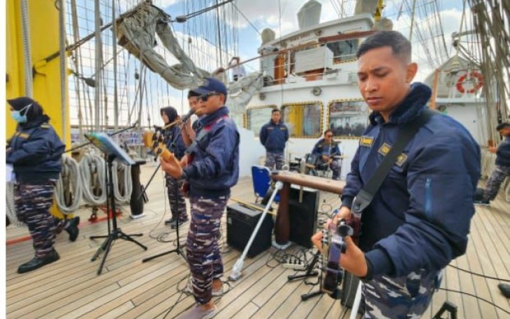 Prajurit KRI Bima Suci latihan band 