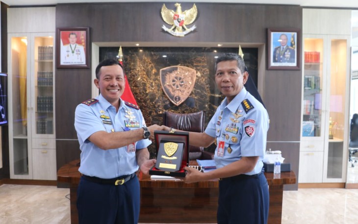 Pangkoopsud I Marsda TNI Bambang Gunarto saat memberikan cenderamata 