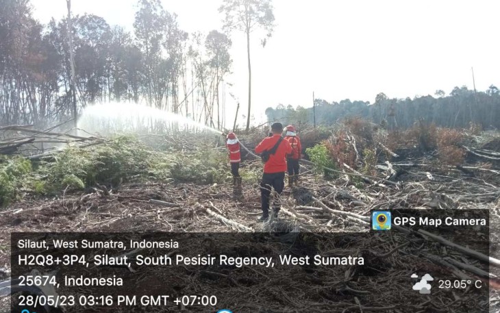 Tim gabungan sedang melakukan pemadaman kebakaran lahan di Kabupaten Pesisir Selatan, Provinsi Sumatra Barat, Selasa (30/5)