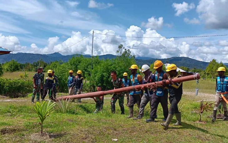 Pemasangan tiang listrik untuk penerangan warga
