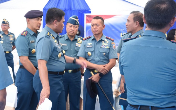 Pangkoarmada III Laksda Rachmad Jayadi saat menerima pengarahan Kasal Laksamana TNI Muhammad Ali di Makassar 