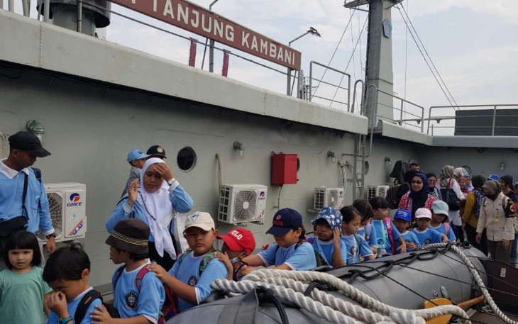 Edukasi maritim di KRI Tanjung Kambani-971 di dermaga Kolinlamil, Jakarta 