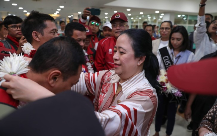 Puan Maharani saat menyambut kontingen ASEAN Para Games 2023 di bandara Adi Soemarmo Solo, Sabtu (10/6)