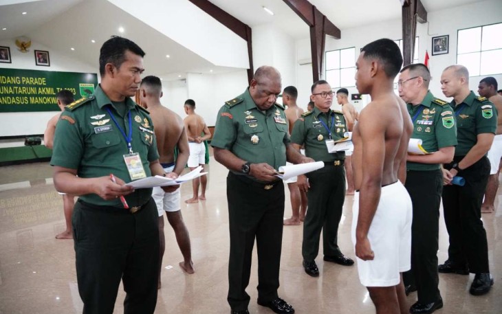 Kasdam XVIII Kasuari Brigjen TNI Yusuf Ragainaga saat sidang parade calon taruna Akmil 