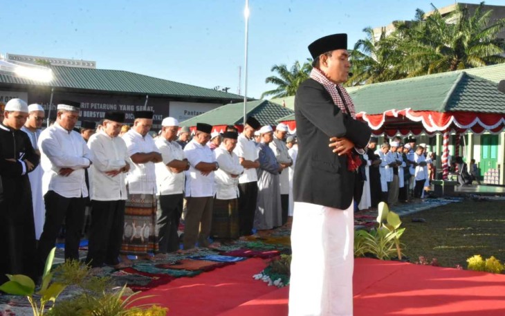 Shalat Idul Adha di Masjid Al Bihar Korem 023/KS