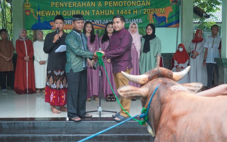 Danrem 071/Wijayakusuma Kolonel Czi Mohammad Andhy Kusuma saat menyerahkan hewan qurban 
