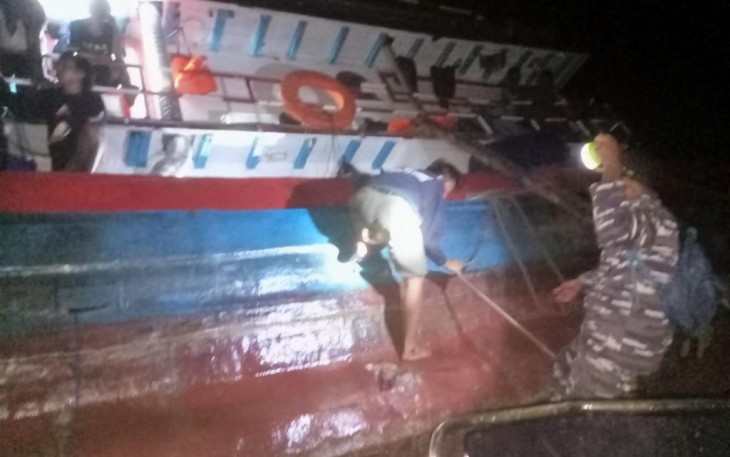 Prajurit Lanal Aru saat evakuasi ABK Kapal kandas