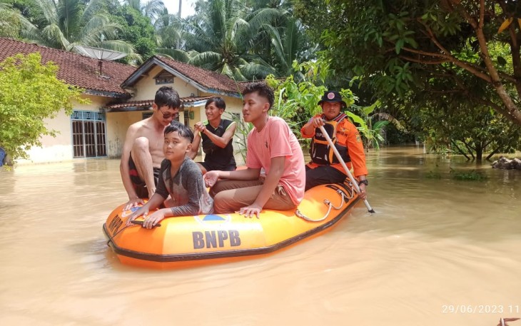 BPBD Kabupaten Tanggamus saat evakuasi warga terdampak banjir