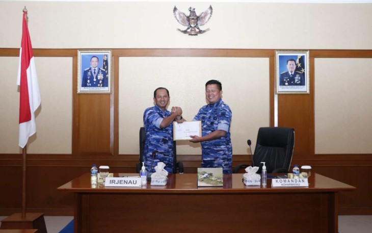 Irjenau Marsda TNI Eko D. Indarto saat menyerahkan hasil audit kinerja ke Dankoharmatau 