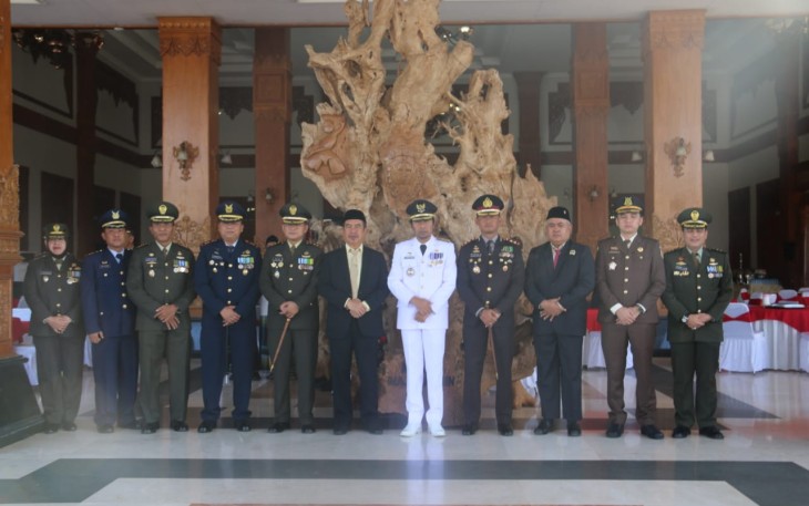 Dandim 0803/Madiun Letkol Inf Meina Helmi foto bersama usai upacara HUT Bhayangkara ke 77, Sabtu (1/7)