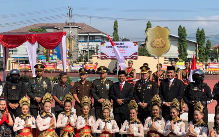 Danyonif Raider 301/PKS Mayor Inf Henggar Tri Wahono foto bersama HUT Bhayangkara ke 77 di Mapolsek Sumedang, Sabtu (1/7)