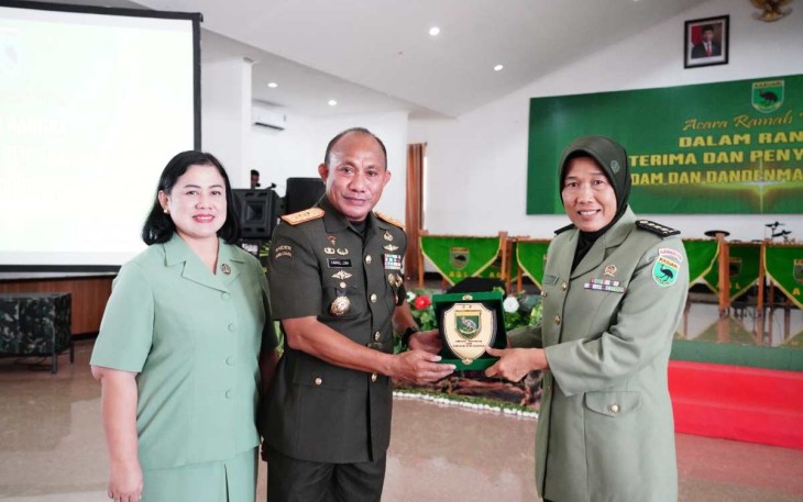 Pangdam Kasuari Mayjen TNI Gabriel Lema saat memberikan cenderamata, Senin (3/7)