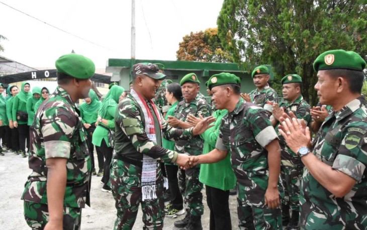 Danrem 023/KS Kolonel Inf Lukman Hakim saat menyalami prajuritnya di Kodim 0210/TU, Senin (3/7) 