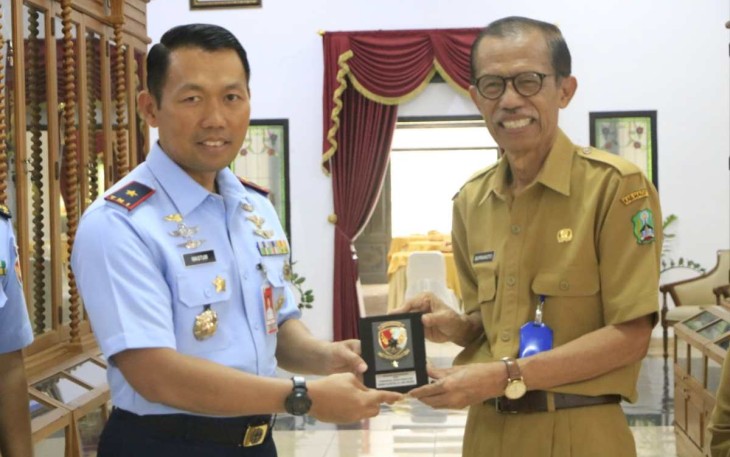 Danlanud Iswahjudi Marsma TNI Wastum saat memberikan cenderamata ke Bupati Magetan