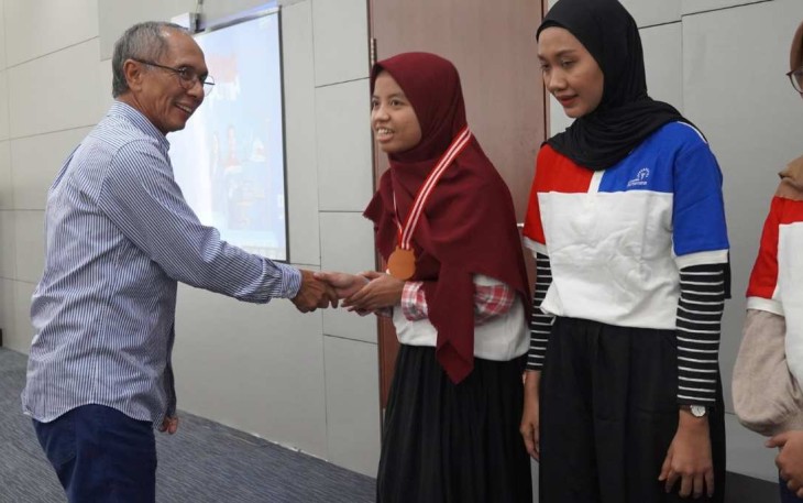 Rektor Universitas Pertamina Prof Dr Ir Wawan Gunawan saat memberikan ucapan selamat lulusan terbaik di Jakarta, Rabu (5/7)