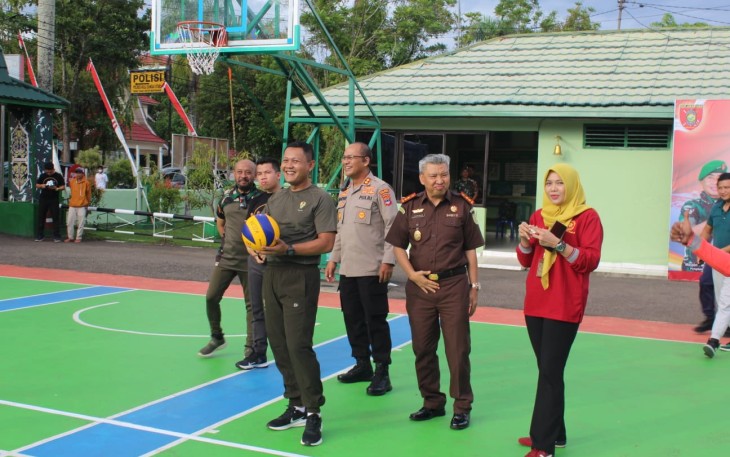 Dandim 1001/HSU-BLG Letkol Inf Dhuwi Hendradjaja saat kick off pekan olahraga , Rabu (5/7)