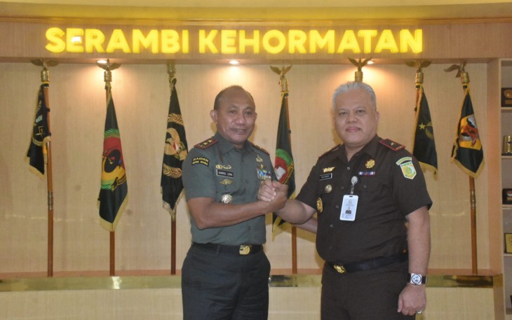 Pangdam Kasuari Mayjen TNI Gabriel Lema bersama Kajati Papua Barat Dr Harly Siregar, Rabu (5/7)