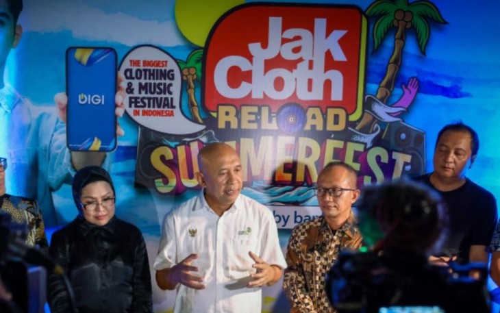 MenkopUKM Teten Masduki saat memberikan keterangan pers di acara JakCloth Summerfest Reload  