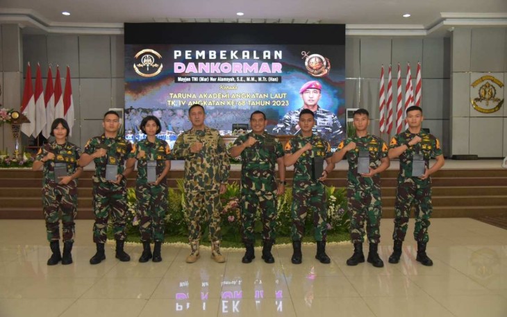 Dankormar Mayjen TNI (Mar) Nur Alamsyah foto bersama taruna calon perwira remaja angkatan 68 di Surabaya, Jum'at (7/7)