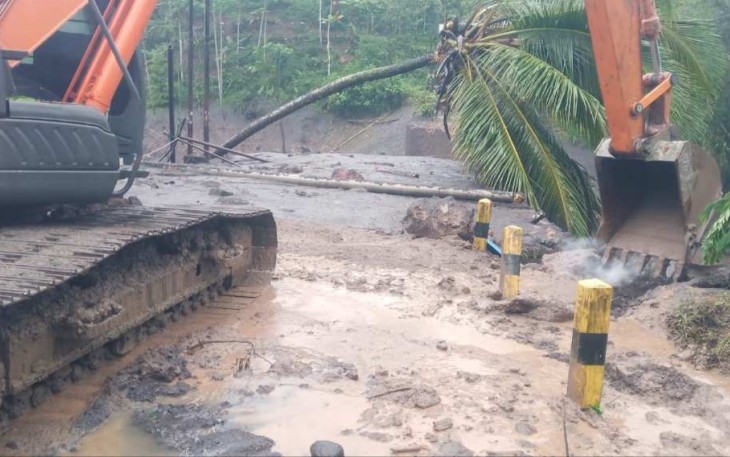 Lokasi jembatan kali Glidik II di Kabupaten Lumajang tergerus arus banjir dan material gunung Semeru, Jum'at (7/7)