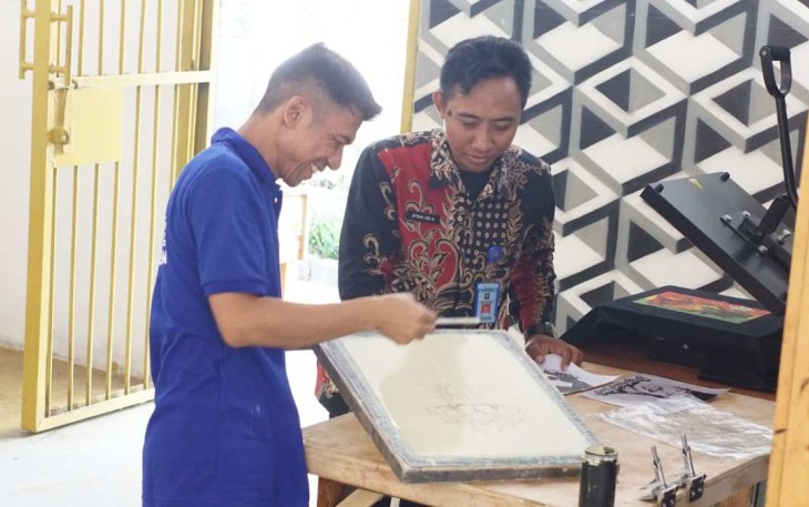 Warga binaan lapas Cilegon saat mengerjakan printing kaos, Senin (10/7)